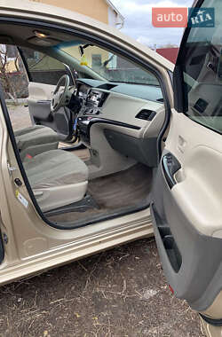 Мінівен Toyota Sienna 2014 в 
