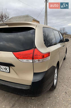 Мінівен Toyota Sienna 2014 в 