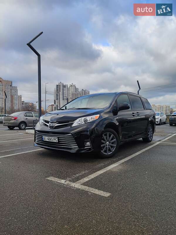 Минивэн Toyota Sienna 2019 в 