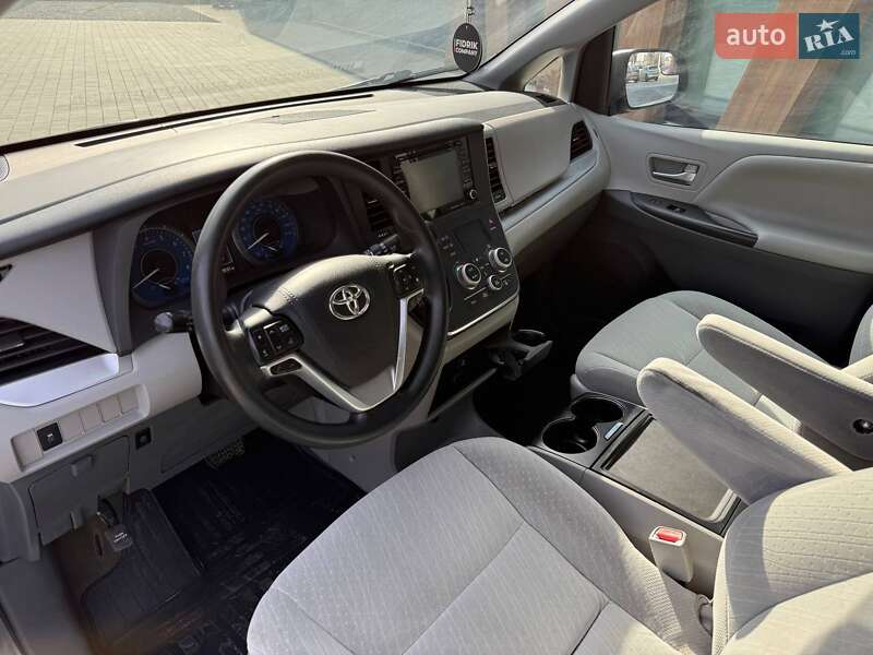 Минивэн Toyota Sienna 2018 в Луцке
