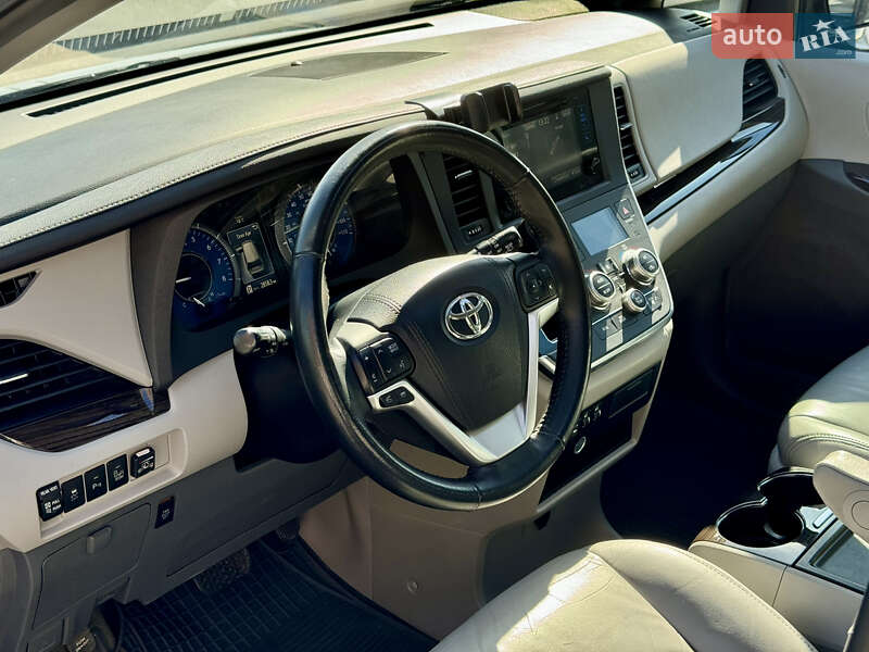 Мінівен Toyota Sienna 2015 в Вінниці