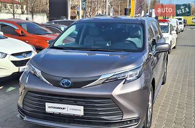 Минивэн Toyota Sienna 2022 в 