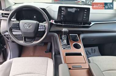 Минивэн Toyota Sienna 2022 в 