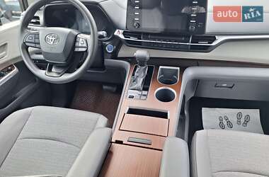 Минивэн Toyota Sienna 2022 в 