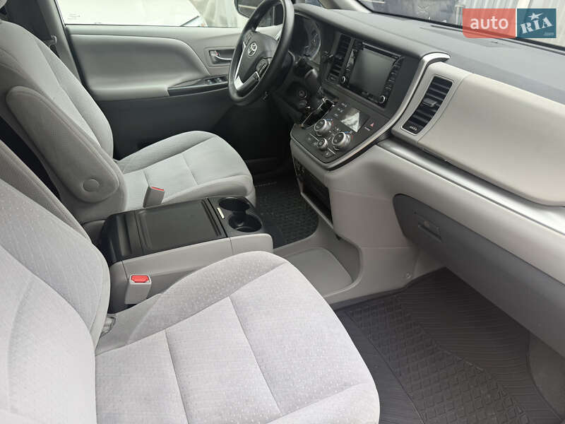 Минивэн Toyota Sienna 2019 в Хмельницком