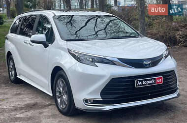 Минивэн Toyota Sienna 2023 в 