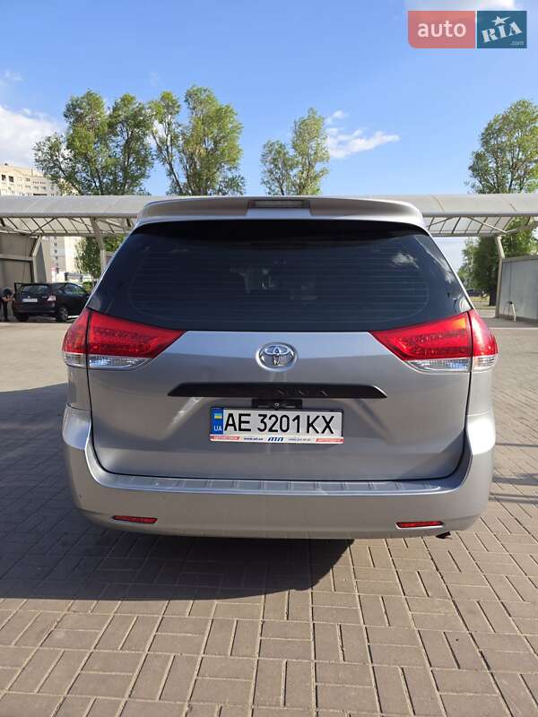 Минивэн Toyota Sienna 2010 в Днепре