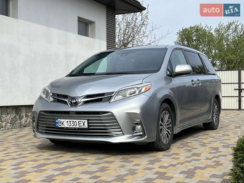 Минивэн Toyota Sienna 2019 в 