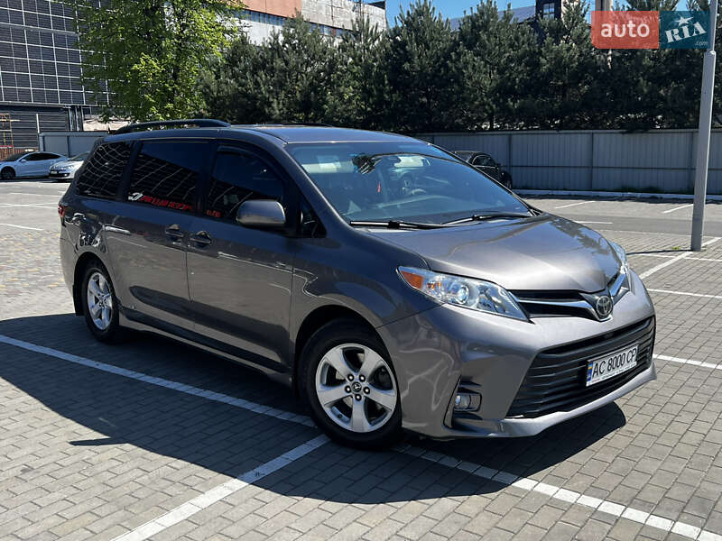 Мінівен Toyota Sienna 2018 в Луцьку