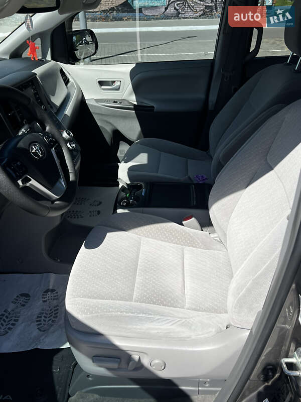 Мінівен Toyota Sienna 2018 в Луцьку