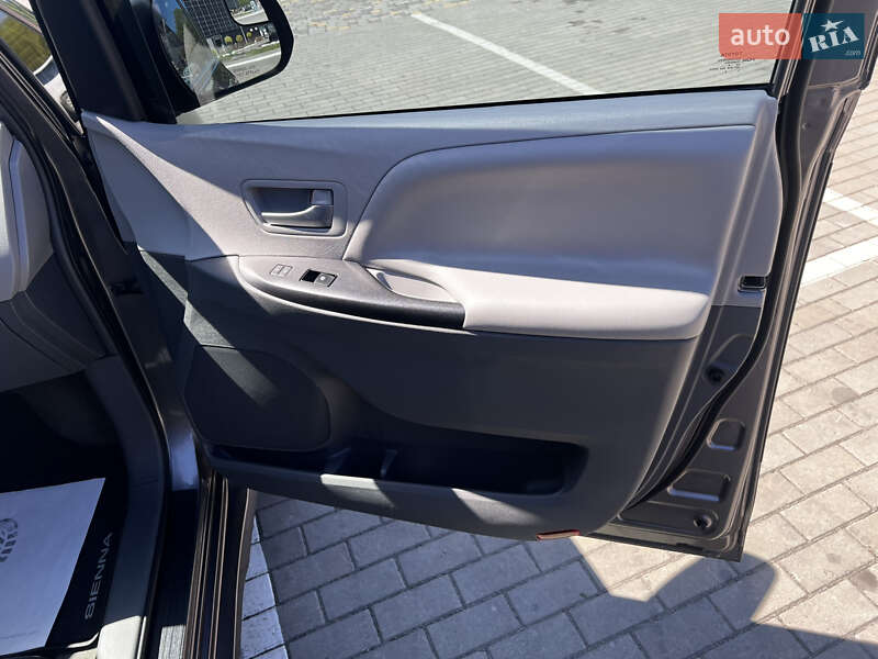 Мінівен Toyota Sienna 2018 в Луцьку