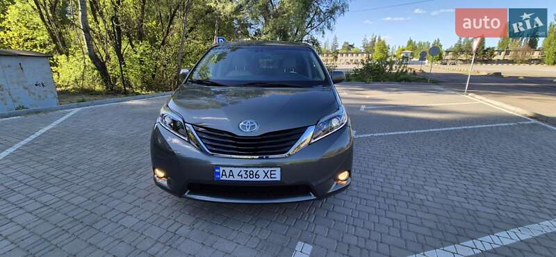 Мінівен Toyota Sienna 2013 в Києві