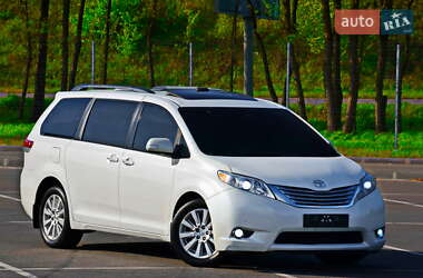 Мінівен Toyota Sienna 2014 в 