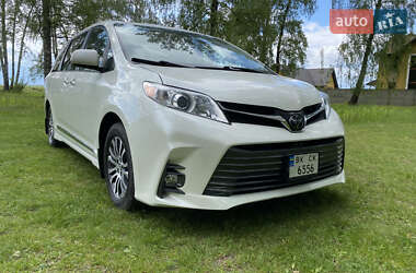 Мінівен Toyota Sienna 2018 в Радивиліві