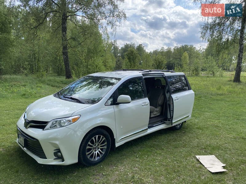Мінівен Toyota Sienna 2018 в Радивиліві