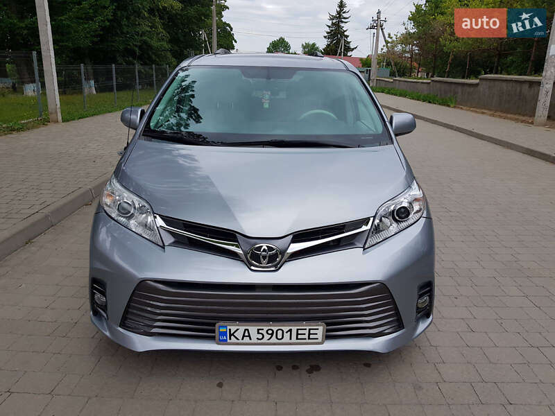 Минивэн Toyota Sienna 2013 в 