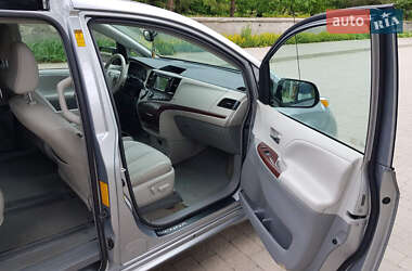 Минивэн Toyota Sienna 2013 в 