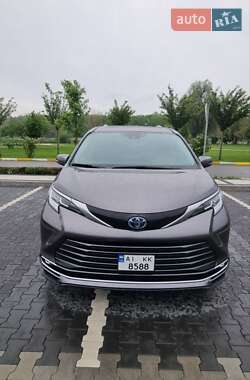 Минивэн Toyota Sienna 2023 в 