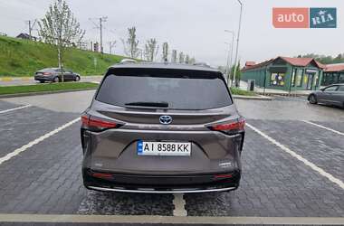 Минивэн Toyota Sienna 2023 в 