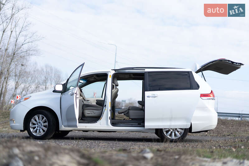 Минивэн Toyota Sienna 2013 в Киеве