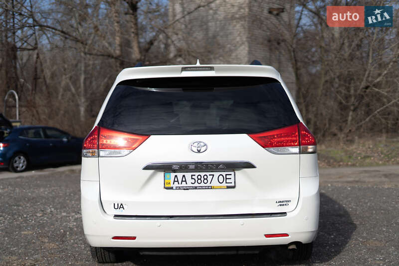 Минивэн Toyota Sienna 2013 в Киеве