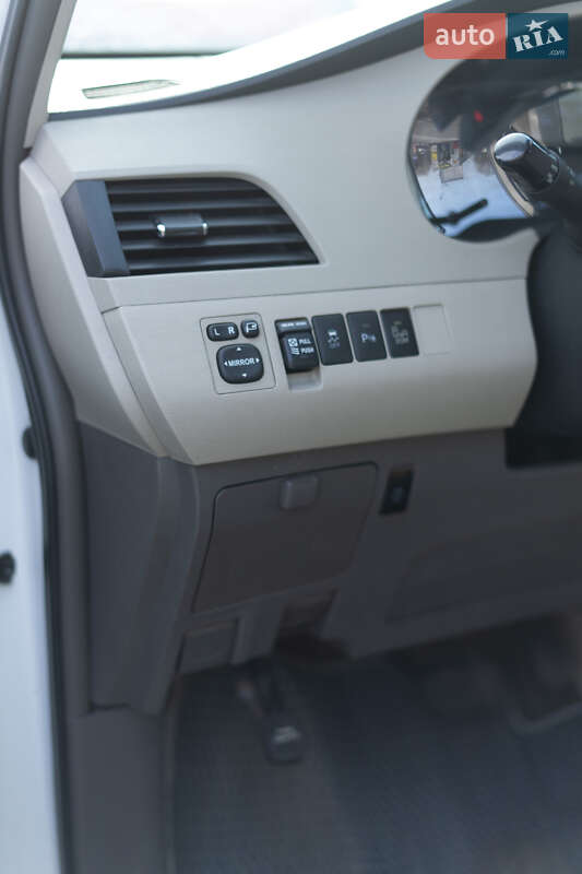 Минивэн Toyota Sienna 2013 в Киеве