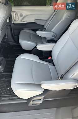 Минивэн Toyota Sienna 2023 в 