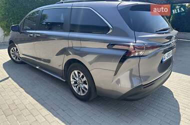 Минивэн Toyota Sienna 2023 в 