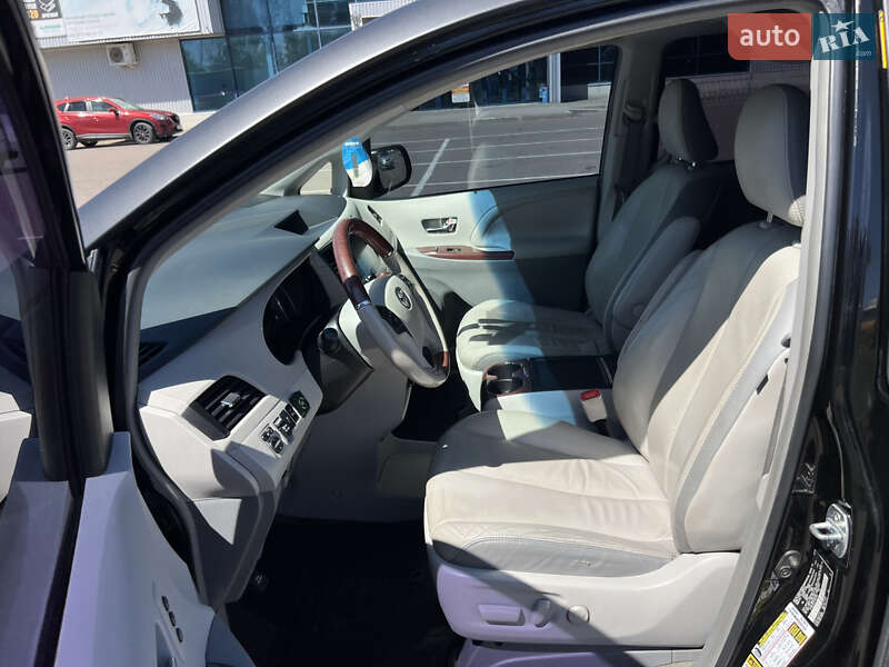 Мінівен Toyota Sienna 2014 в Ковелі