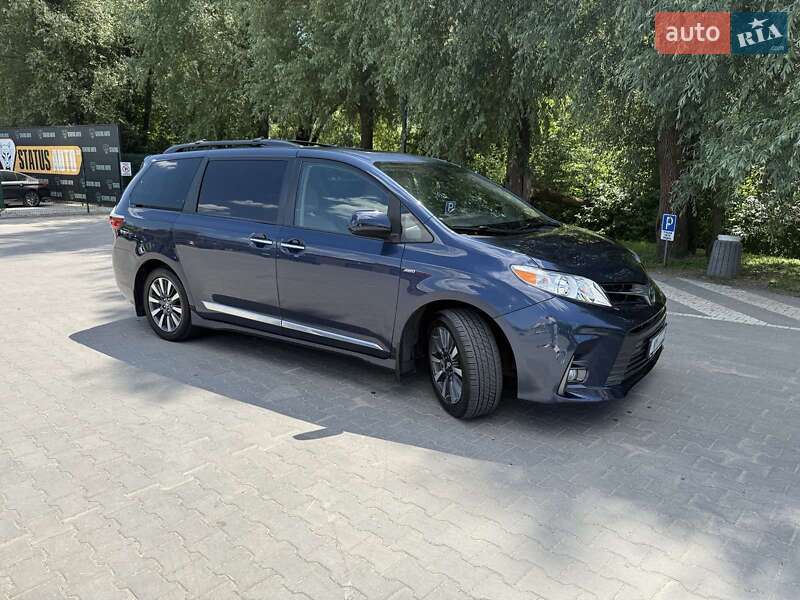 Мінівен Toyota Sienna 2018 в Хмельницькому
