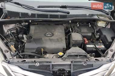 Минивэн Toyota Sienna 2015 в 