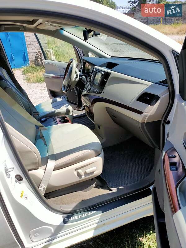 Мінівен Toyota Sienna 2013 в Дніпрі