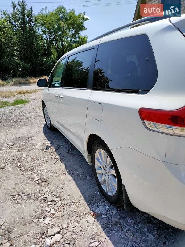 Мінівен Toyota Sienna 2013 в Дніпрі
