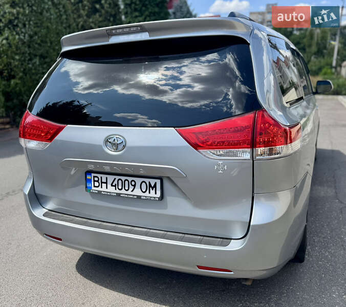 Мінівен Toyota Sienna 2013 в Одесі