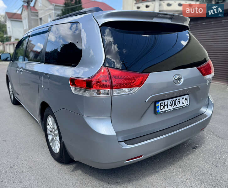 Мінівен Toyota Sienna 2013 в Одесі