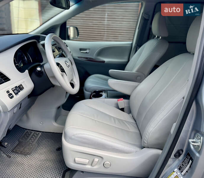 Мінівен Toyota Sienna 2013 в Одесі