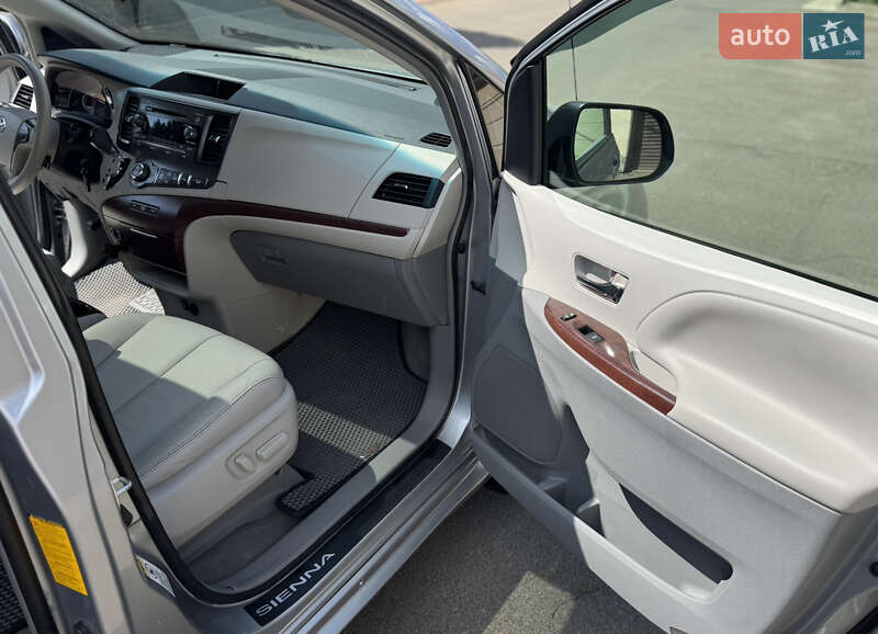 Мінівен Toyota Sienna 2013 в Одесі