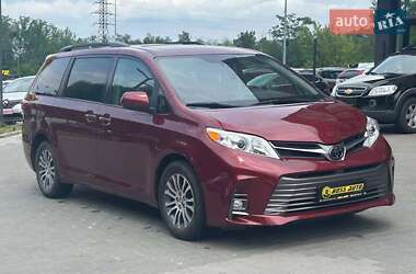 Минивэн Toyota Sienna 2018 в Черновцах