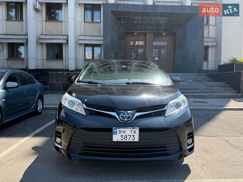 Минивэн Toyota Sienna 2019 в Черноморске