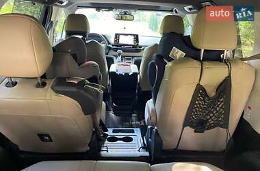 Минивэн Toyota Sienna 2021 в 