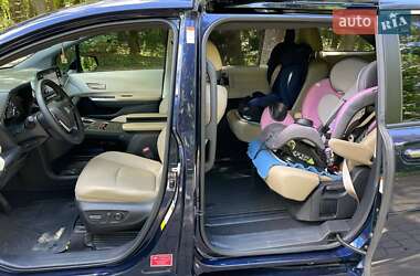 Минивэн Toyota Sienna 2021 в 