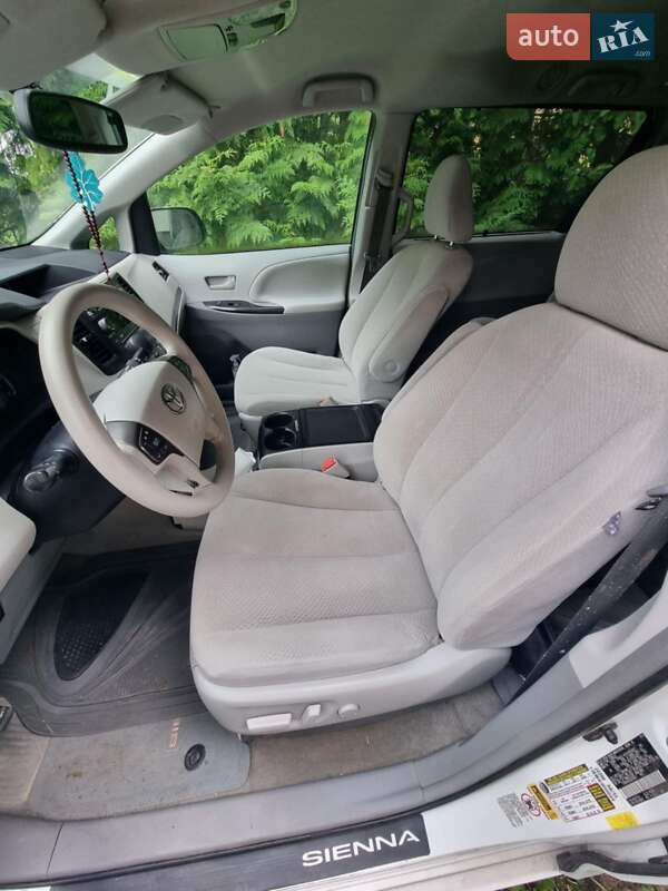 Мінівен Toyota Sienna 2013 в Гусятині