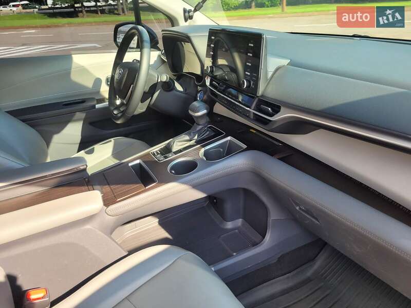 Мінівен Toyota Sienna 2022 в Києві