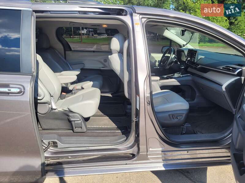 Мінівен Toyota Sienna 2022 в Києві