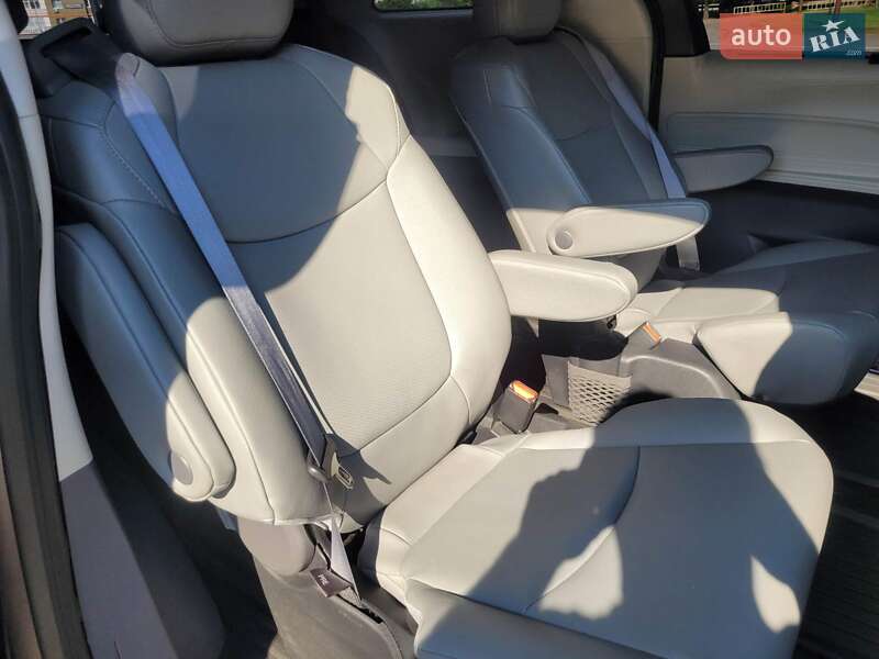 Мінівен Toyota Sienna 2022 в Києві