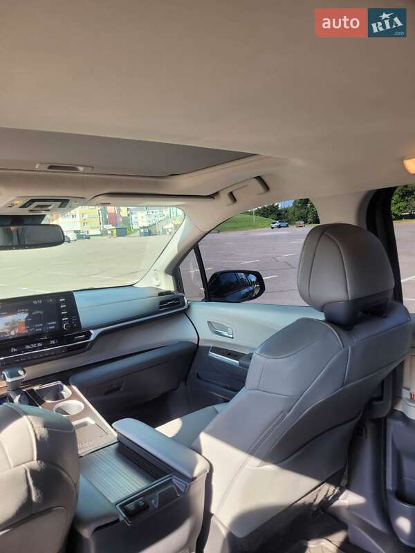 Мінівен Toyota Sienna 2022 в Києві