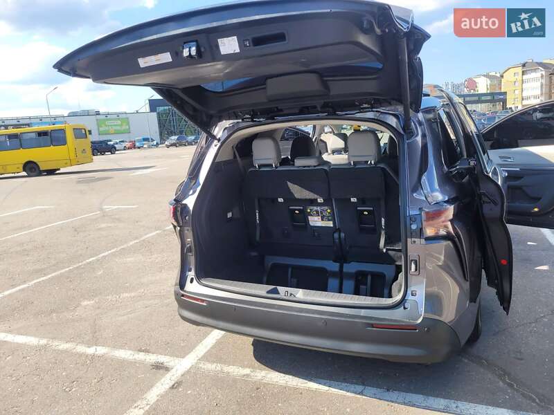 Мінівен Toyota Sienna 2022 в Києві
