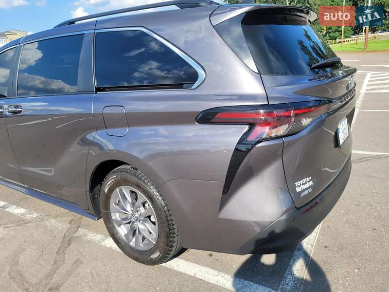 Мінівен Toyota Sienna 2022 в Києві