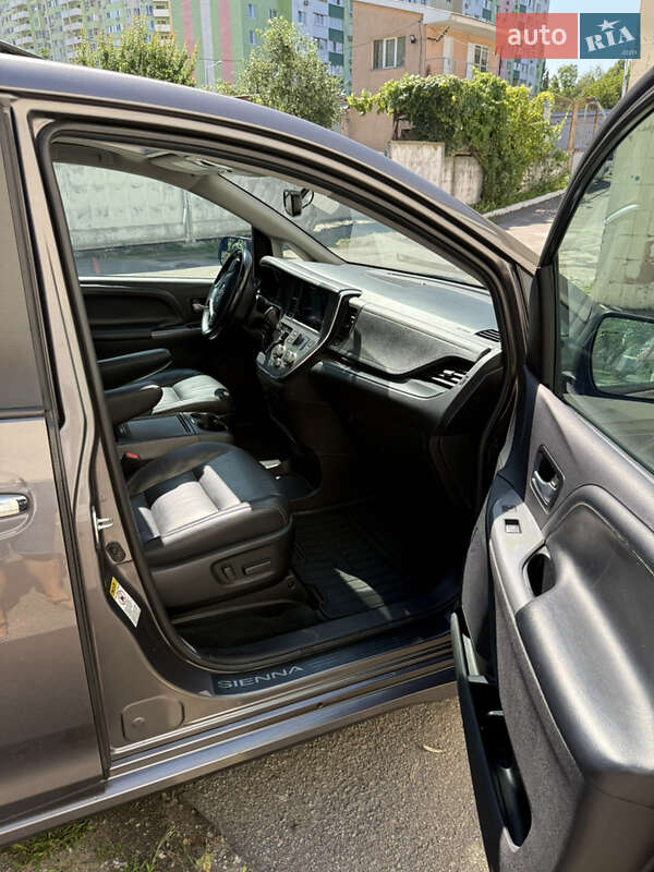 Минивэн Toyota Sienna 2017 в Киеве