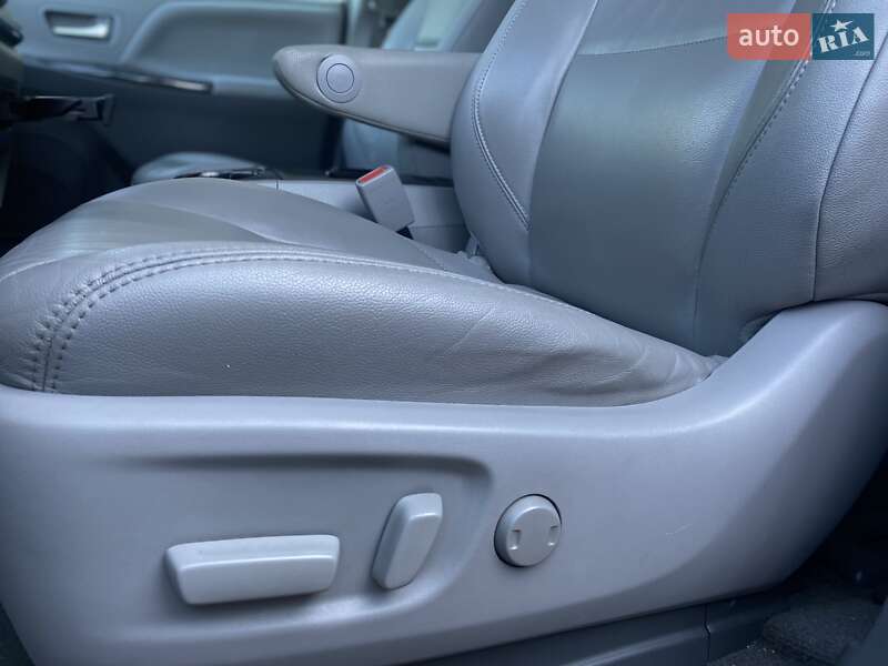 Минивэн Toyota Sienna 2018 в Киеве фото 13 Минивэн Toyota Sienna 2018 в Киеве